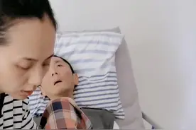 在昏迷到清醒来之前，一定要先将肢体的基础康复做扎实。当人跨入微意识状态，一定要多沟通，多情感刺激，认可他，鼓励他 #彭亚楼煤气中毒康复日记 视频封面