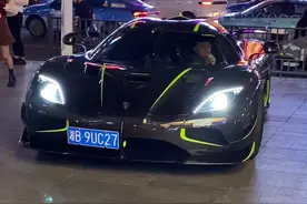 长沙第一顺开着价值5000个w柯尼塞格打卡解放西，倒车姿势非常帅气，吸引众多美女，回头率百分百，帅气十足，太帅了😂#柯尼塞格 #dou是好车视频封面