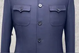 中山装：起源于早期日本学生装，日本学生装又起源于早期德国j服．中山装又是怎么来的，是孙中山先生到日本留学后经过改良 后才有了中山装。#抖音小助手 #中山装 #男人