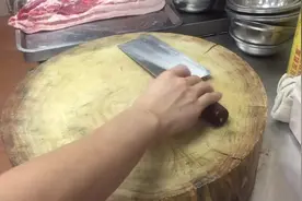 切五花肉也要看纹路，顺纹切比较塞牙缝，横纹切就对了视频封面