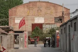 商丘地区计建委直属建安公司、商丘水泥制品厂，位于东闸口道北视频封面