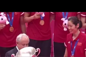 “他来了，他来了，他拿着奖杯走来了”朱婷带领中国女排喊着口号领奖杯。#欢乐抽奖放心出行  @新大洲本田