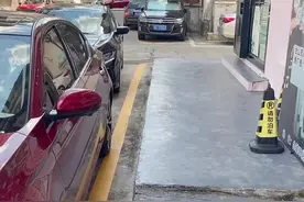 广东这么热的天气，真的不考虑一下？？#搞笑 #高温天气 #女司机视频封面