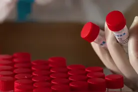 【#北京大兴新增1名感染者 ，轨迹涉前门大街、多条地铁】10月9日，大兴区新增1名无症状感染者。系10月5日外省市自驾返京人员。#北京疫情 视频封面