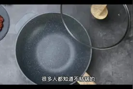 不粘锅涂层是塑料，小划痕即可释放，百万级有毒微塑料进入食物。