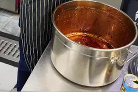 不一样的油泼辣子制作，再不要走误区，所有香料油炸在用，做出来辣子一股糊味！#陕西吃啥 @杨姐大碗面