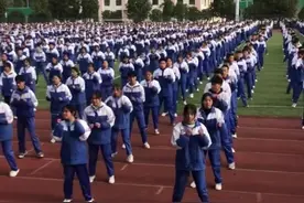 贵州铜仁一学校大课间学生集体跳土家族《摆手舞》#记录校园生活 网友：民族舞真好看视频封面