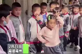 女孩课间在走廊跳舞，同桌惊成表情包 #女孩跳舞 #表情包视频封面