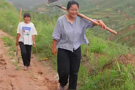 最近的陕北雨水有点多，对于庄稼人来说是莫大的喜讯。每逢下雨时你会发现农民好像都长着一张相似的脸： 春风得意，笑颜如画。#我的乡村生活 #新农人计划2022#乡村守护人  