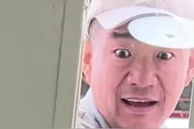 女子加油站上厕所发现是透明玻璃，老公帮忙“站岗”表情亮了 #夫妻 视频封面