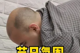 #老外 提前把圣诞树支巴起来了，彩灯挂上，氛围整起来#沙雕 @富贵和贵妇视频封面