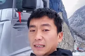 213国道松坪沟雪下大了，路太滑了堵了一晚上。继续加油#一人一车一世界 #用抖音记录卡车生活视频封面