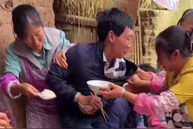 这也太热情了！15日云南，一家办喜事吃饭，担心客人不好意思，1秒不到客人的空碗就被盛满！#笑哭 视频封面