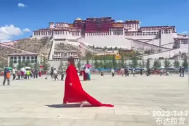 西藏•布达拉宫  随风飘动地大红裙