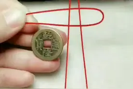 家里闲置的五角硬币也可以拿出来编这款，简单大方。