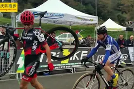 自行车手终点前爆胎扛车完赛，对手减速跟随拒绝超越视频封面