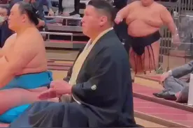 最年轻的相扑大関塔卡K手#贵景胜 贵小胖，走着六亲不认的步伐，最出名的并不是他年轻大関身份，而是他的妈妈#相扑