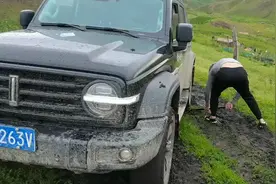 山上暴雨！没泥地胎，没救援，十把锁也上不来！#坦克300