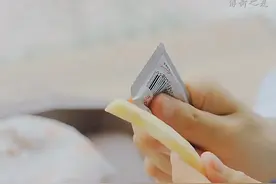 超级喜欢给女主剥虾的男生，太细节了，也太暖了。她喜欢的那个视频封面