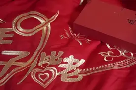 梳头  绞汗毛（也叫开脸）是新娘出嫁自古就有的风俗