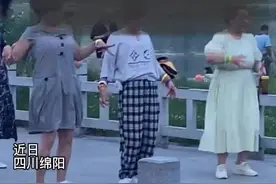 近日，四川绵阳。大妈跳诡异广场舞，摇头晃脑、面目狰狞，吓坏路人！网友：这是在演丧尸片吗？视频封面