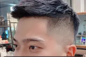 男生剪“两边短，中间长”发型，真的很帅！#男士发型 #男生发型 #帅哥视频封面