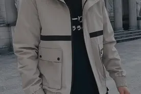 #男装 英文字母两色拼接款外套。  尺码：M-4XL（90-200斤）。