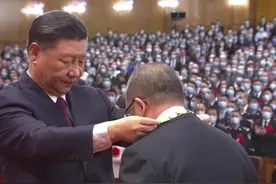 9月8日，全国抗击新冠肺炎疫情表彰大会，习近平为钟南山、张伯礼、张定宇、陈薇颁奖视频封面