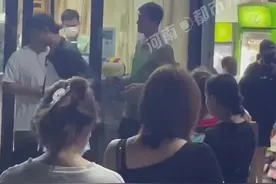 开口“跪”！社牛达人偶遇岳云鹏，一张口直接给小岳岳整懵了。#岳云鹏 #你是凭实力刷到的 #这谁顶得住啊  视频封面