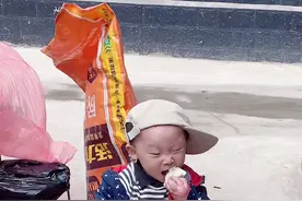 自从回村后啥事都不用我操心，这又串门蹭饭了，不知道的还以为我在家不给你饭吃 #人类幼崽成长记视频封面