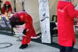 小女孩的母亲杉崎女士曾在北京留学、小女孩也去过大连、她说中国是个温暖的国家、疫情过去她想去武汉看樱花.....