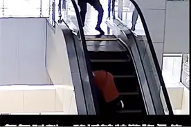 仅用12秒！祖孙俩乘自动扶梯不慎摔倒，他一个箭步冲了上去。#民警的24小时视频封面