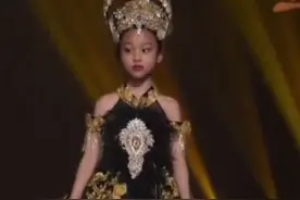 8岁甜馨T台走秀，“台风稳健 毫不怯场” #甜馨走秀 #李小璐甜馨