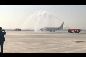 过水门，航空业最高仪式！寓意：接风洗尘。不知道有几个亲身经历过。还有什么想知道的吗？#飞机#飞机过水门