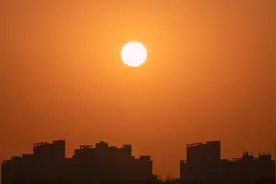 “抖音出新功能，听说评论里回复“晚安”会掉落小月亮哦视频封面