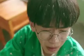 被老师把座位调到最前面，几个学生反应太秀了视频封面