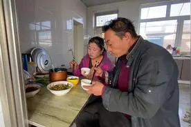 赶在上冻之前，东北农家把葱叶腌成了咸菜，可以吃一冬天了