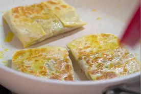 今天咱们不用和面，做一个好吃的肉馅饼，15分钟就可以端上桌～视频封面