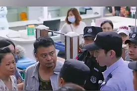 遛狗不牵绳还讹人，真的是坏人变老了吗!# 遛狗# 社会视频封面