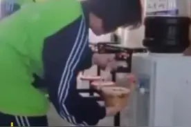 校方介绍，用饮水机装醋主要是为了方便学生和保持卫生，这种做法已持续一年。山西人爱#吃醋 实锤了！视频封面