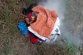 家里面的衣服太多了，放不下，穿不完，今天把不需要穿的衣服烧了视频封面