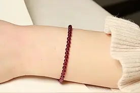 石榴石的作用和功效较多，它可以促进血液循环，皮肤红润健康视频封面