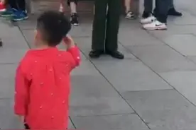 小男孩给兵哥哥敬礼，紧接着兵哥哥随手的一个举动可能会影响孩子的一生！视频封面