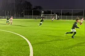 拍两组近距离的大尺度身体对抗。在这边很正常视频封面