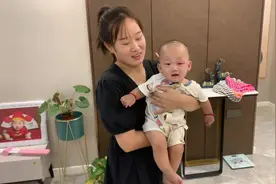 宝宝被蚊子蛰的睁不开眼，眼睛肿的像核桃