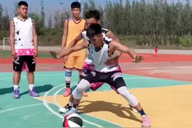 🏀篮球抢篮板球卡位训练教学，记住我说的，练习三十秒或者50秒，根据球员水平和能力去订