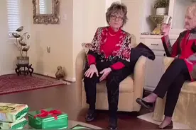 用我三脚猫的厨艺给美国婆婆做了一个中国菜生日party,婆婆邀请了二十几个朋友过来吃饭，看看老美吃完了怎么说的？视频封面