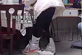 女生不小心踩到小奶猫连声道歉：担心猫妈妈护犊子，希望它原谅视频封面