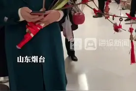 爷爷奶奶迎新生儿回家，桃树枝的绑法也太卷了！#新生儿 #习俗 #烟台