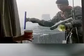 人间自有真情在！“蜘蛛人”高空擦窗户 好心人送上一杯水#温暖视频封面
